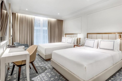 Vancouver - 5* AZUR Legacy Collection Hotel
