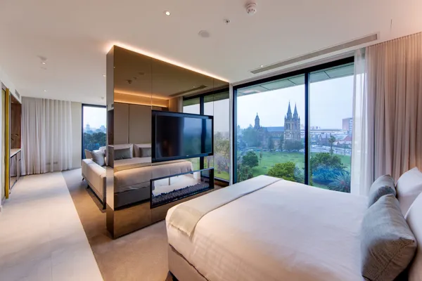 Adelaide — 5★ The Oval Hotel