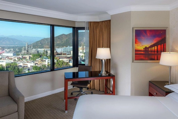 4★ Sheraton Universal (or similar)