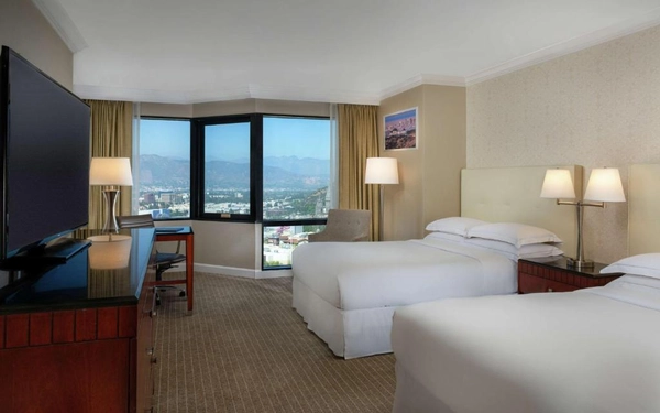 4★ Sheraton Universal (or similar)