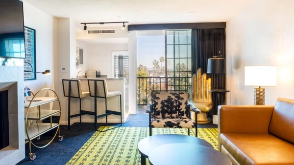 4★ Sunset Marquis Hotel (or similar)