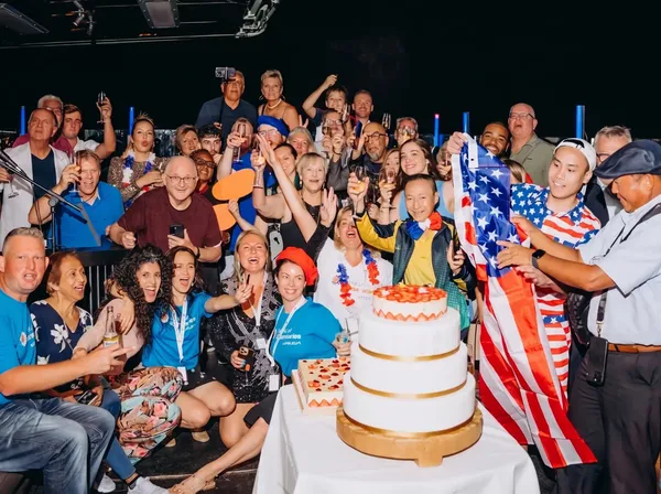 Misture-se na festa de boas-vindas, desfrute do bar aberto e saboreie a comida deliciosa